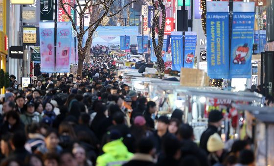 인파로 북적이는 명동거리
