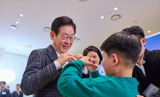 어린이에게 손하트 그려보이는 이재명 대통령
