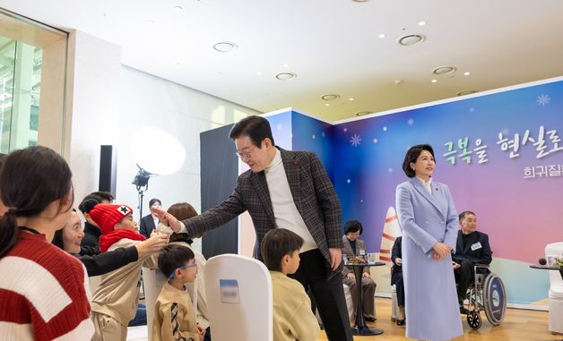 어린이와 하이파이브 하는 이재명 대통령