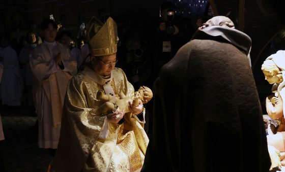 구유에 안치되는 아기 예수