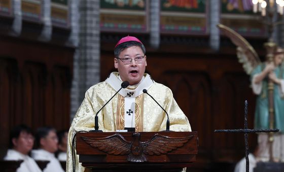 강론하는 정순택 대주교