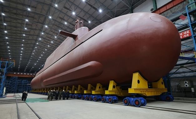 北 "8700톤급 핵잠수함 건조 중…'전략 유도탄' 발사 가능"