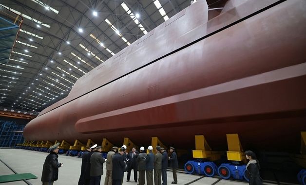 北 "8700톤급 핵잠수함 건조 중"…함체 사진 첫 공개