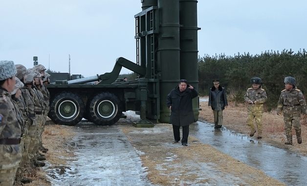 北 "신형 지대공미사일 시험발사"…김정은 참관
