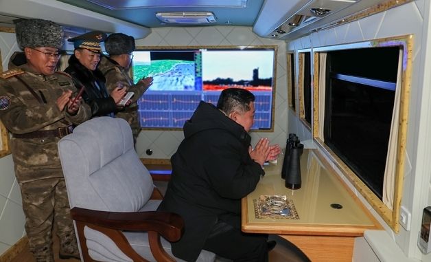 북한, 신형 지대공미사일 시험발사…김정은 참관