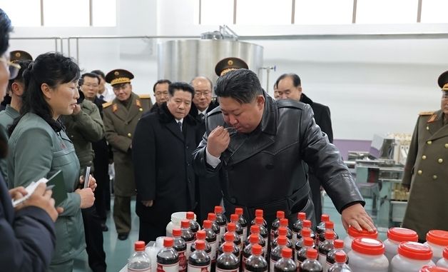 北 정평군 지방공업공장 준공…직접 간장 맛보는 김정은