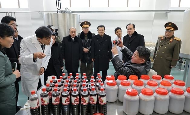 北 정평군 지방공업공장 준공…운영 실태 살펴보는 김정은