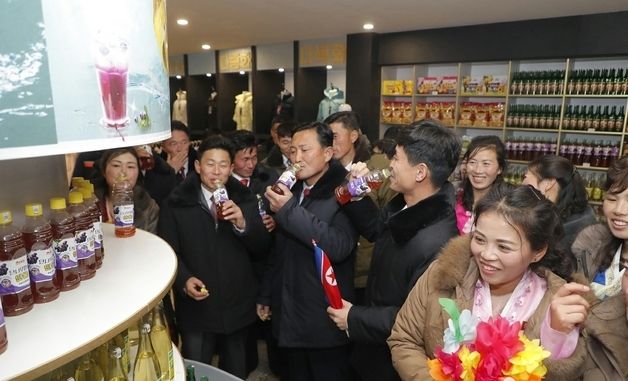 北 정평군 지방공업공장 준공…매장 둘러보는 주민들