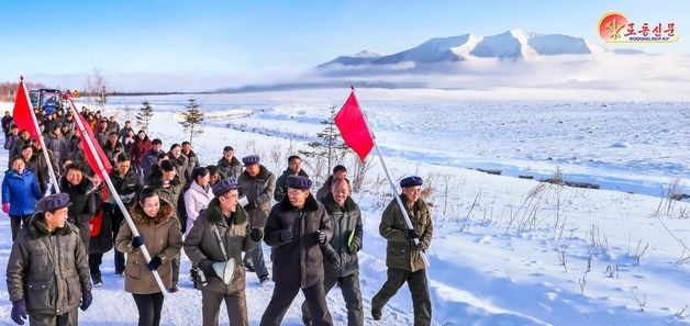 北 "신심과 낙관에 넘쳐 내년 농사 준비"…삼지연 흥계수농장 조명