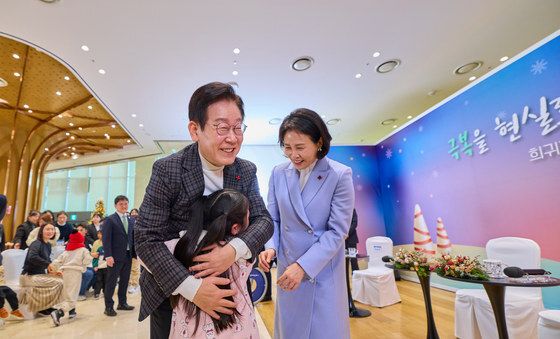 어린이와 포옹 나누는 이재명 대통령