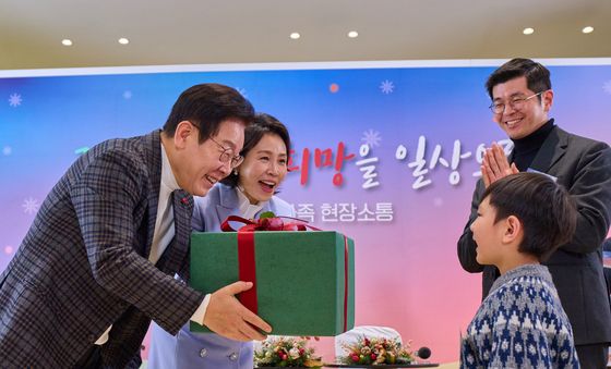 어린이에게 선물 전달하는 이재명 대통령