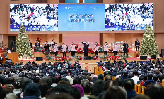 대형 트리 설치된 예배당