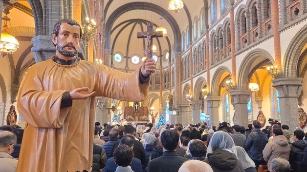 '어지러운 세상에 평안을' 성탄절 맞은 전동성당 인파로 '북적'