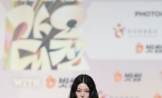 캣츠아이 윤채, 눈빛에 빠져들어