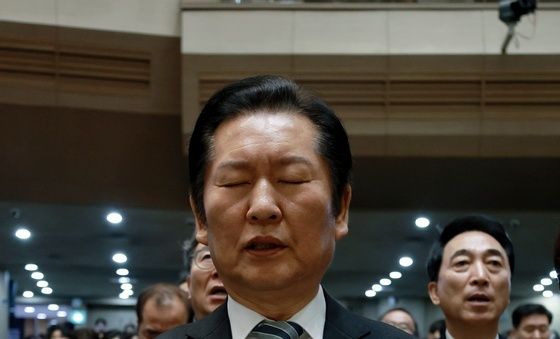 성탄예배 참석해 기도하는 정청래 대표