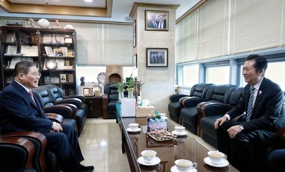 소강석 목사와 환담 나누는 정청래 대표