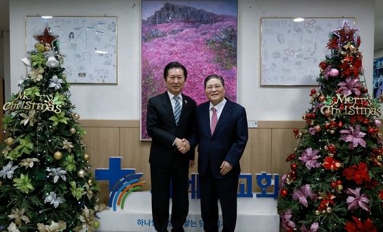 소강석 새에덴교회 목사와 기념촬영하는 정청래 대표