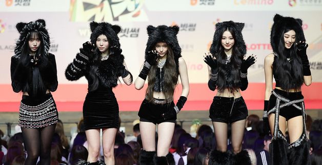 미야오, 크리스마스에 등장한 섹시한 고양이들