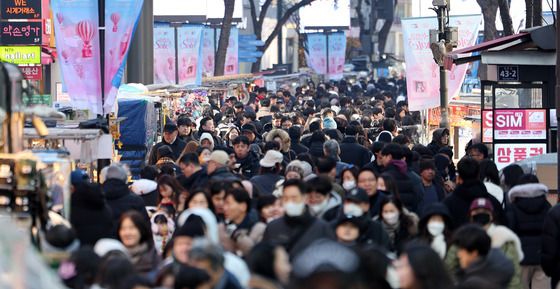 명동으로 계속 몰리는 인파