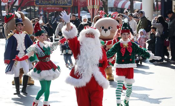 테마파크에서 즐기는 크리스마스