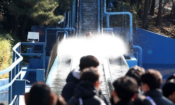 한파에도 붐비는 놀이기구