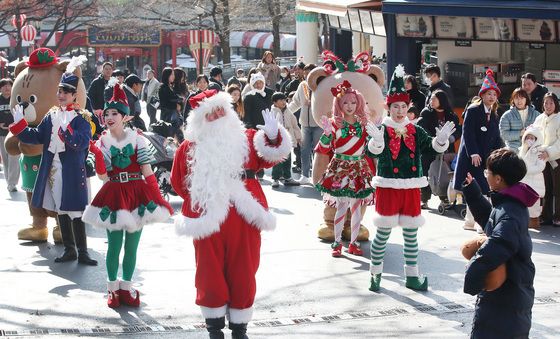 산타클로스와 인사 나누는 어린이