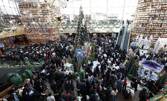 크리스마스 인파로 붐비는 별마당도서관