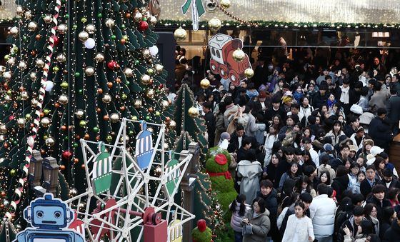 성탄절 북적거리는 별마당도서관