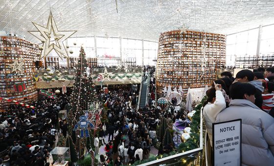 성탄절 북적거리는 별마당도서관