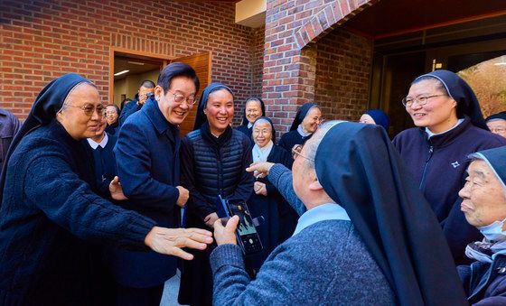 수녀님들과 인사 나누는 이재명 대통령