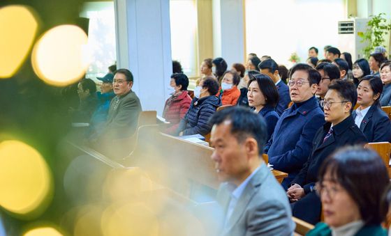 성탄절 교회 찾은 이재명 대통령·김혜경 여사