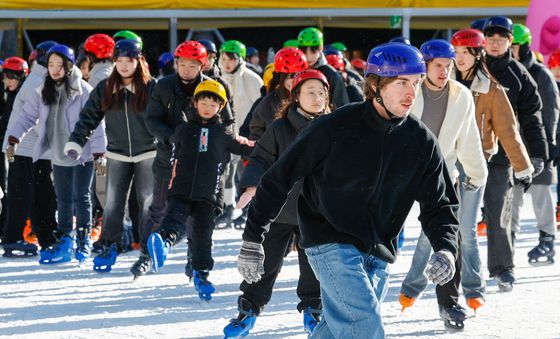 서울광장 스케이트장 인파