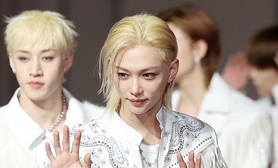 스트레이키즈 필릭스, 팬들 향해 멋진 손인사