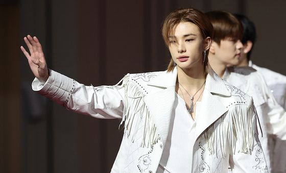 스트레이키즈 현진, 팬들 향해 멋진 손인사