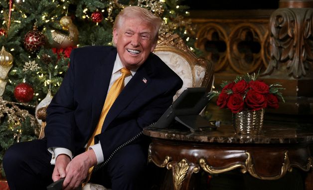 [포토] 성탄절 기념 산타 추적 행사 참여한 트럼프