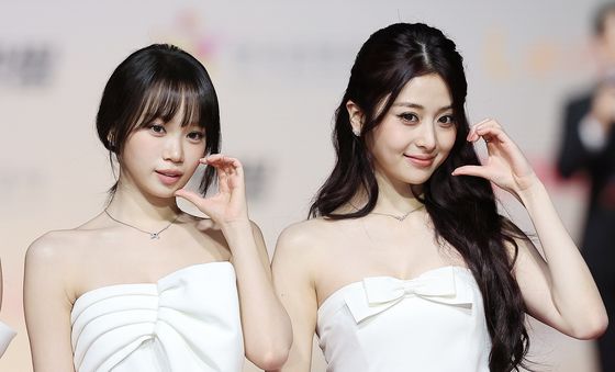 르세라핌 김채원·허윤진, 사랑스러운 볼하트