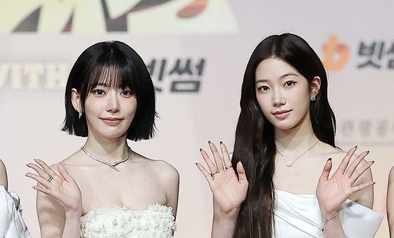 르세라핌 사쿠라·카즈하, 여신 옆에 여신