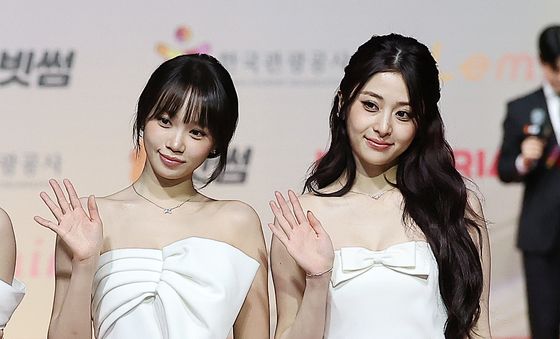 르세라핌 김채원·허윤진, 사랑스러운 손인사