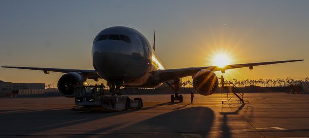 [아듀2025]비행기 너머 지는 태양