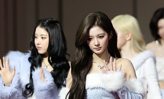 엔믹스 설윤, 팬들 향해 예쁜 손인사