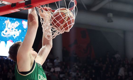 덩크슛하는 헨리 엘런슨