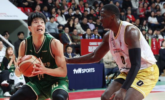 골밑돌파하는 김보배