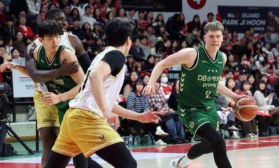 드리블하는 헨리 앨런슨