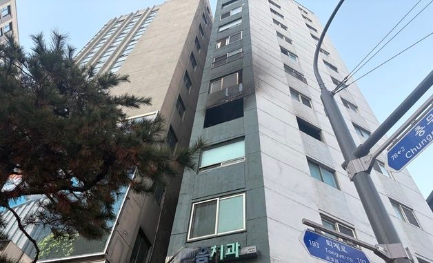 화재로 그을린 충무로역 인근 건물