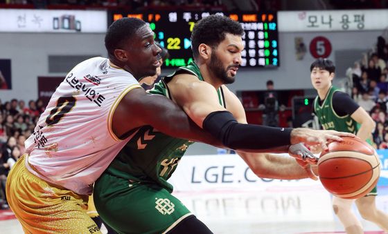 골밑 돌파하는 무스타파