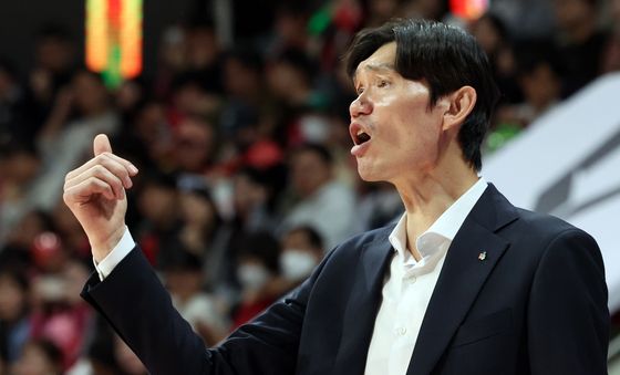 작전지시하는 김주성 감독