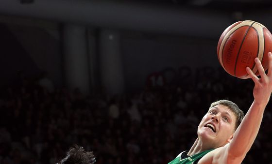 리바운드하는 헨리 엘런슨