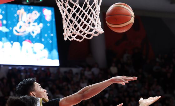 치열한 리바운드 다툼