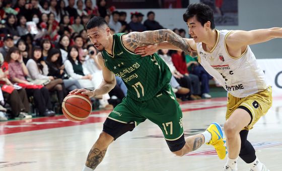 질주하는 이선 알바노