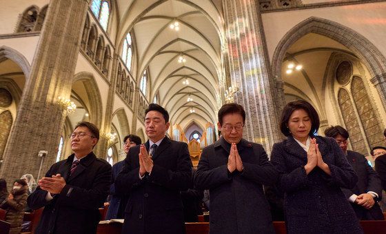 기도하는 이재명 대통령·김혜경 여사